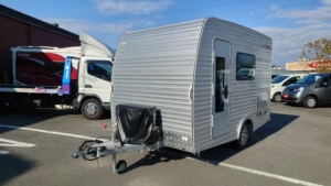 未登録未使用　miniトレーラー460　エアコンリチウムパッケージ（OP）　2000Wインバータ―　断熱加工　LED天井照明　慣性ブレーキ　電子レンジ　冷蔵庫　MAXFANルーフベント　10ℓ給排水タンク　充電パック10ℓ給排水タンク　換気扇　電子レンジ　アクリルウィンドー　9PINソケット冷蔵庫49L・就寝4名・牽引免許要・長さ467㎝×幅200㎝×高さ260㎝　　車両本体価格￥4.296.000（税込）